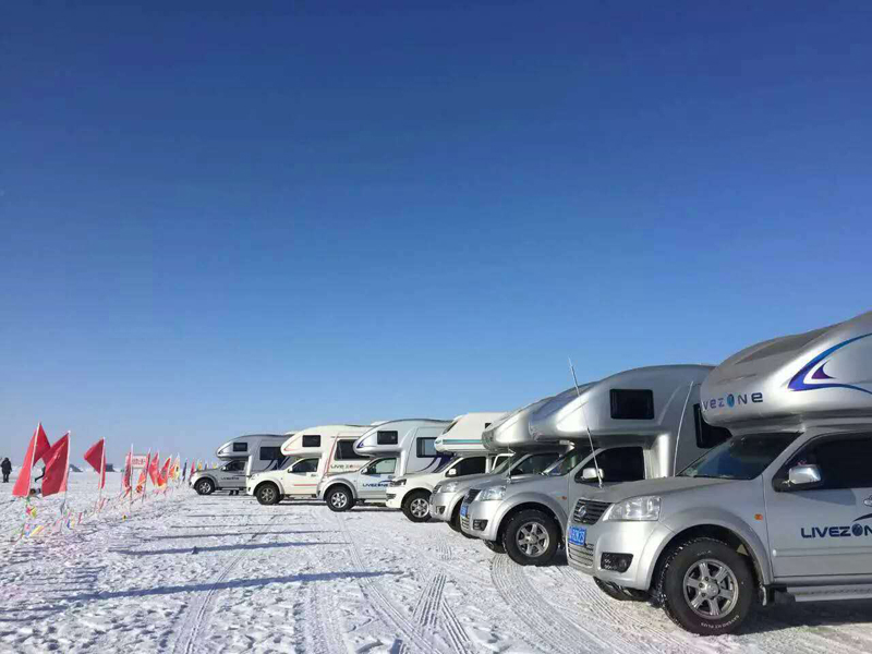 踏雪前行，房車也能雪地越野