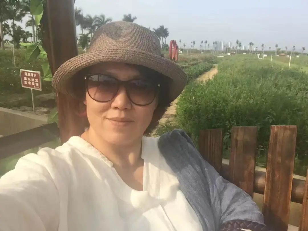 58歲的她，自駕房車旅居，一人兩犬，活成了自己喜歡的樣子